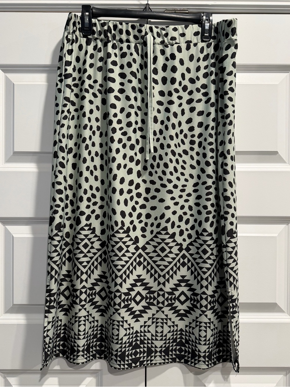 Black and White Geo-Print Midi Skirt with Drawstring Waist
